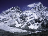 Mount Everest and Ama Dablam Seperated by a Glacier, Nepal Posters af Michael Brown Mount Everest and Ama Dablam Seperated by a Glacier, Nepal Posters af Michael Brown
