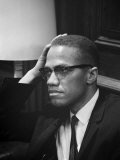 Malcolm X waits at Martin Luther King Press Conference, 1964 Reprodukcje autor Marion S. Trikosko Malcolm X waits at Martin Luther King Press Conference, 1964 Reprodukcje autor Marion S. Trikosko