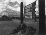 Entrance to Manzanar Relocation Center Poster autor Ansel Adams