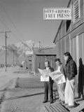 Roy Takeno, Editor, and Group, Manzanar Relocation Center, California Foto van Ansel Adams Roy Takeno, Editor, and Group, Manzanar Relocation Center, California Foto van Ansel Adams