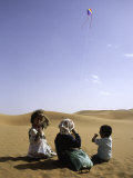 Children with Kite, Morocco Affiches par Michael Brown