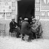 Men in Conversation in Accettura - Fotografik Baskı