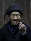 An Old Man Smoking Pipe, China Posters par Ryan Ross
