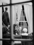 President Gerald Ford Working at His Desk, Washington, D.C., 1975 Plakater af Marion S. Trikosko President Gerald Ford Working at His Desk, Washington, D.C., 1975 Plakater af Marion S. Trikosko