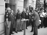 Governor George Wallace Blocks Entrance at the University of Alabama Láminas por Warren K. Leffler Governor George Wallace Blocks Entrance at the University of Alabama Láminas por Warren K. Leffler