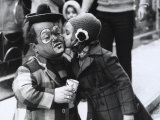 A Girl Delicately Kissing a Dwarf Dressed as a Clown on the Cheek Fotografie-Druck