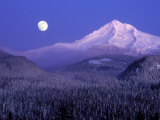 Moon Rises Over Mt. Hood, Oregon Cascades, USA Photographie par Janis Miglavs
