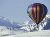 Hot Air Ballon and the North Cascade mountains, Methow Valley, Washington, USA Lámina fotográfica por William Sutton