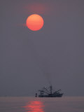 Shrimp Boat at Sunrise, Tybee Island, Georgia, USA Photographie par Joanne Wells
