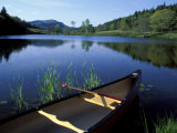 Canoe Resting on the Shore of Little Long Pond, Acadia National Park, Maine, USA Impressão fotográfica por Jerry & Marcy Monkman Canoe Resting on the Shore of Little Long Pond, Acadia National Park, Maine, USA Impressão fotográfica por Jerry & Marcy Monkman