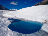 Blue Hole Glacier Pool, Root Glacier in St. Elias National Park, Alaska, USA Lámina fotográfica por Dee Ann Pederson Blue Hole Glacier Pool, Root Glacier in St. Elias National Park, Alaska, USA Lámina fotográfica por Dee Ann Pederson