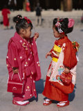 Girls Dressed in Kimono, Shichi-Go-San Festival (Festival for Three, Five, Seven Year Old Children) Fotografie-Druck