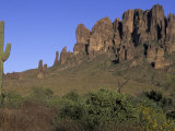 Superstition Mountains, Lost Dutchman State Park, Arizona, USA 写真プリント - クリスティン・Mosher