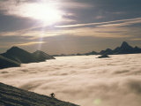 Skiing among the Clouds and Mountaintops Lámina fotográfica Skiing among the Clouds and Mountaintops Lámina fotográfica