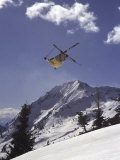 Low Angle View of a Skier in Mid Air Lámina fotográfica Low Angle View of a Skier in Mid Air Lámina fotográfica