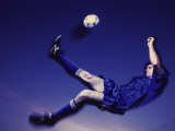 Soccer Player Kicking a Ball Lámina fotográfica Soccer Player Kicking a Ball Lámina fotográfica