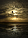 Silhouette of a Hot Air Balloon Over Water Lámina fotográfica Silhouette of a Hot Air Balloon Over Water Lámina fotográfica