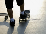 Low Section View of a Man on a Skateboard Lámina fotográfica Low Section View of a Man on a Skateboard Lámina fotográfica