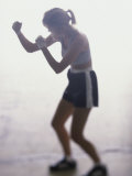 Mid Adult Woman in a Boxing Stance Lámina fotográfica Mid Adult Woman in a Boxing Stance Lámina fotográfica