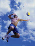 Low Angle View of a Man Playing Beach Volleyball Lámina fotográfica