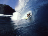 Surfeur prenant une vague Photographie