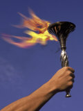 Person's Hand Holding a Flaming Torch Lámina fotográfica