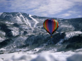 Colorful Hot Air Balloon in Winter Lámina fotográfica Colorful Hot Air Balloon in Winter Lámina fotográfica
