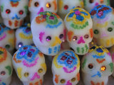 Sugar Skulls are Exchanged Between Friends for Day of the Dead Festivities, Oaxaca, Mexico Lámina fotográfica por Judith Haden Sugar Skulls are Exchanged Between Friends for Day of the Dead Festivities, Oaxaca, Mexico Lámina fotográfica por Judith Haden
