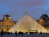 View of the Pyramid and the Louvre Museum Building Photographie