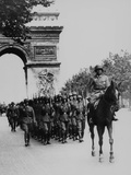 German Occupation Troops March Through the Arc De Triomphe on Champs Elysees Lámina fotográfica