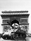 A Tank of the French Armored Division Passes by the Arc De Triomphe Fotografická reprodukce A Tank of the French Armored Division Passes by the Arc De Triomphe Fotografická reprodukce