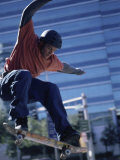 Young Man Skateboarding in Mid Air Lámina fotográfica Young Man Skateboarding in Mid Air Lámina fotográfica
