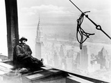 A Steel Worker Rests on a Girder at the 86th Floor of the New Empire State Building - Fotografik Baskı