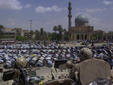 A Crowd of Iraqi Protesters Pray in Front of a U.S. Military Checkpoint Photographie