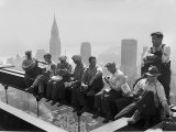 Construction Workers Take a Lunch Break on a Steel Beam Atop the RCA Building at Rockefeller Center - Fotografik Baskı