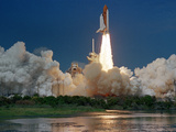 The Space Shuttle Discovery Rises from the Swamps Surrounding its Pad at Kennedy Space Center Fotografie-Druck