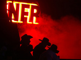 Stockmen Watch the Opening Ceremonies of the National Finals Rodeo Lámina fotográfica Stockmen Watch the Opening Ceremonies of the National Finals Rodeo Lámina fotográfica