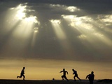 Iraqi Kurdish Boys Play Football as the Sun Sets Photographie