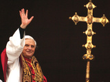 Pope Benedict XVI Waves to the Crowd Lámina fotográfica Pope Benedict XVI Waves to the Crowd Lámina fotográfica