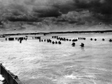 U.S. Reinforcements Wade Through the Surf as They Land at Normandy Photographie