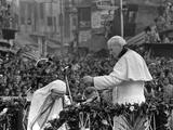 Mother Teresa Ascends the Podium to Stand Side by Side with Pope John Paul II Fotografisk tryk Mother Teresa Ascends the Podium to Stand Side by Side with Pope John Paul II Fotografisk tryk
