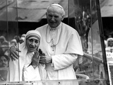Pope John Paul II Holds His Arm Around Mother Teresa Photographie
