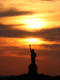 The Sun Sets Behind the Statue of Liberty on the Longest Day of the Year Photographie