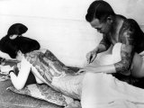 An Unidentified Japanese Tattoo Artist Works on a Woman's Backside Fotografisk tryk