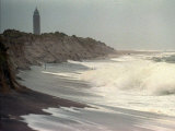 Waves from the Atlantic Ocean Crash against the Shore at Robert Moses State Park Photographie