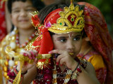A Child Enacts the Life of Hindu God Krishna During Janamashtami Celebrations Fotografie-Druck