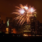 A Display of Fireworks Illuminates the Sky Near the Statue of Liberty Photographie