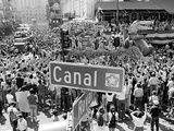 A Crowed Gathers as Floats Make Their Way Through Canal Street During the Mardi Gras Celebration Reprodukcja zdjęcia A Crowed Gathers as Floats Make Their Way Through Canal Street During the Mardi Gras Celebration Reprodukcja zdjęcia