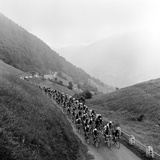Contestants in the Grueling Tour De France are Seen on Their Way to the Mente Pass Photographie