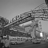 Pedestrians Cross Virginia Street as the Arch That Proclaims Reno: the Biggest Little City Fotografie-Druck
